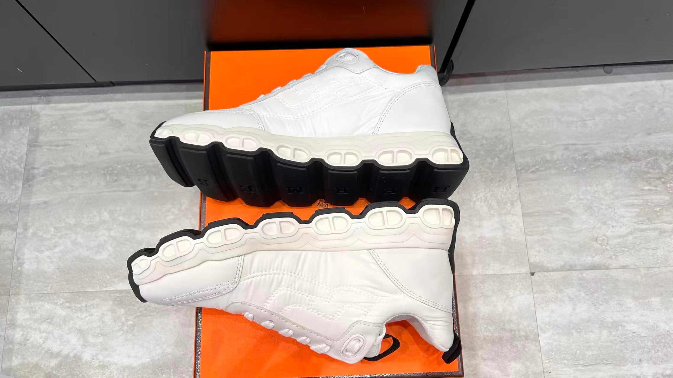 Signature Chunk Leather Sneakers – Premium White